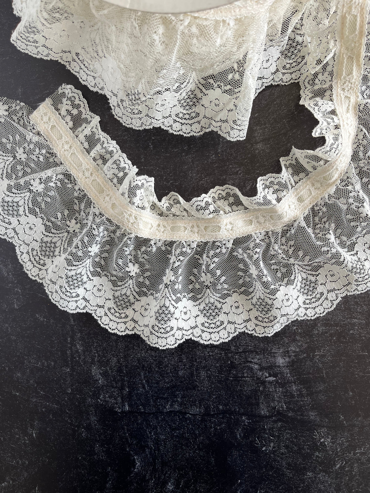 Gathered Scallop Ivory Lace Trim